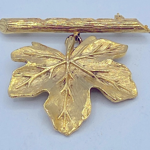 Vintage Jewelry - Unusual Vintage Textured Gold Toned Leaf Hanging From A Branch Brooch/Pin